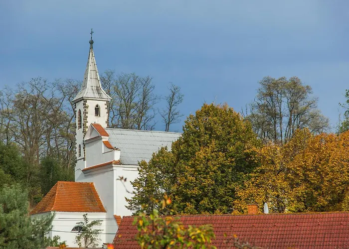 Pod Ripem Nyaraló Straškov